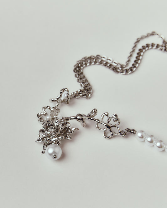 Fleur de Nuit Asymétrique necklace